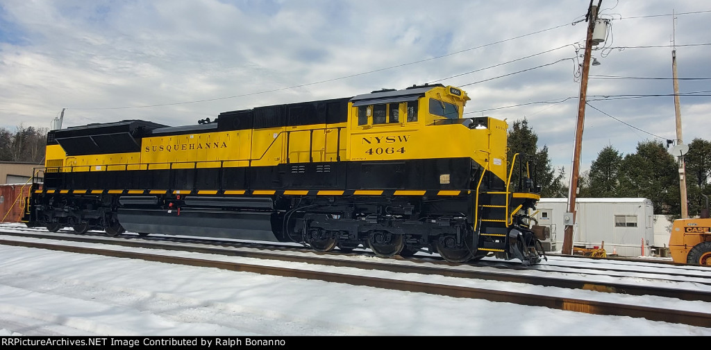 Broad side view of freshly painted SD70M-2 4064